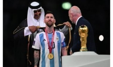কেন মেসিকে কালো আলখাল্লা পরিয়ে দিলেন কাতারের আমির