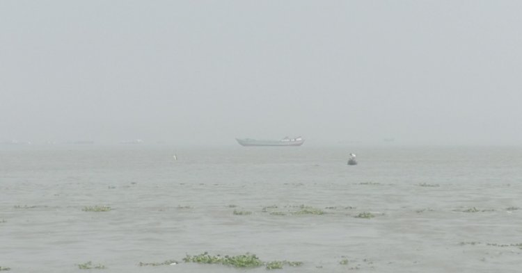 কার্গোর তলা ফেটে ভোলার মেঘনায় ছড়াচ্ছে ১১ লাখ লিটার ডিজেল