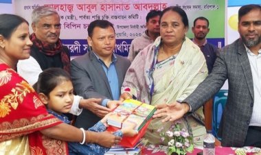 বছরের প্রথম দিন নতুন   বই পেয়ে উচ্ছাসিত   শিক্ষার্থীরা