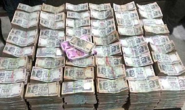 অধ্যাপকের খাটের নিচে পাওয়া গেল টাকার পাহাড়