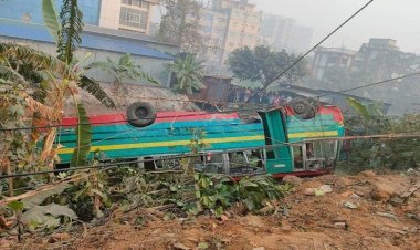 নিয়ন্ত্রণ হারিয়ে শ্রমিকবাহী বাস খাদে, আহত ২৫