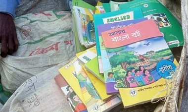 ২০ টাকা কেজি নতুন পাঠ্যবই বেচলেন প্রধান শিক্ষক