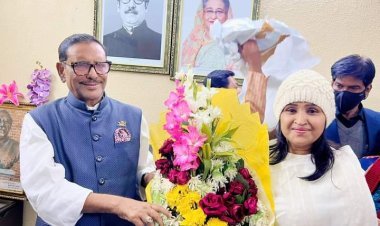 জননেতা ওবায়দুল কাদেরকে ফুলেল শুভেচ্ছা জানিয়েছেন নারী নেত্রী পারভীন সুলতানা