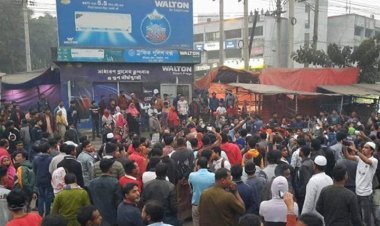 রিকশাচালককে পুলিশের মারধর, প্রতিবাদে সড়কে বিক্ষোভ