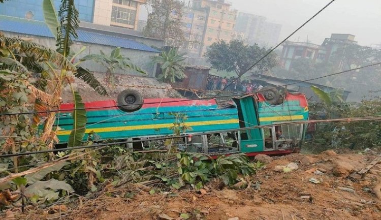 নিয়ন্ত্রণ হারিয়ে শ্রমিকবাহী বাস খাদে, আহত ২৫