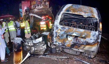 পাকিস্তানে যাত্রীবাহী বাস-ট্রাকের সংঘর্ষে নিহত ১৭