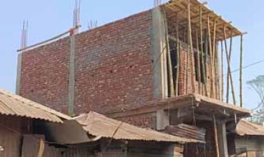 কালকিনিতে নোটিশ উপেক্ষা করে সরকারি জমিতে বহুতল ভবন নির্মাণ