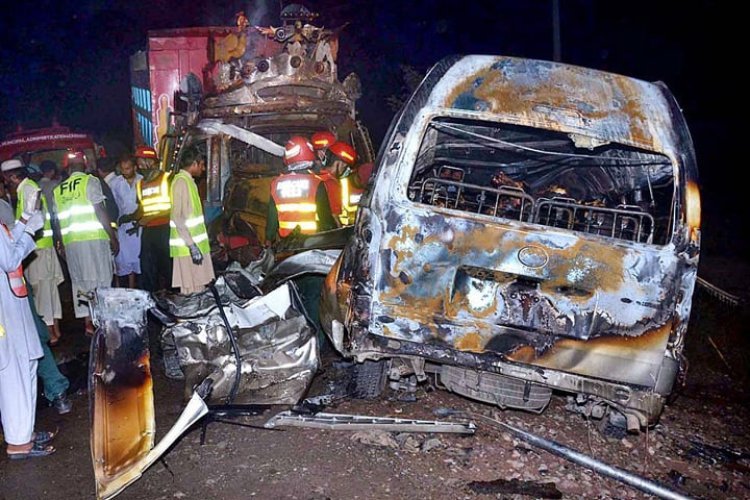 পাকিস্তানে যাত্রীবাহী বাস-ট্রাকের সংঘর্ষে নিহত ১৭