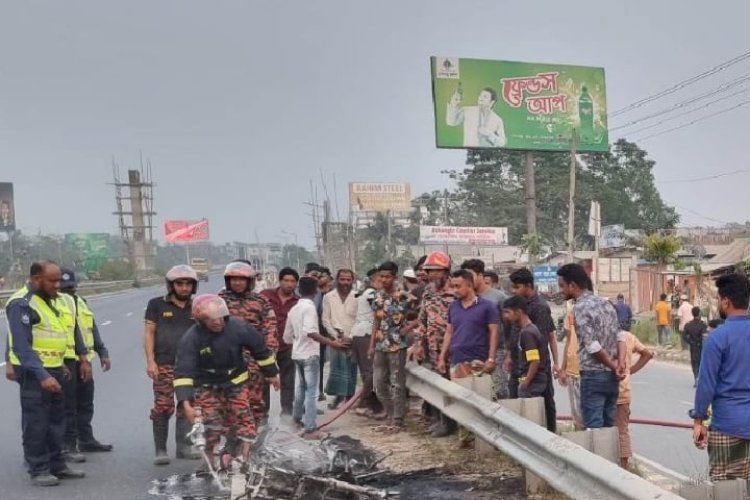 নিজের মোটরসাইকেলে আগুন দিলেন যুবক!