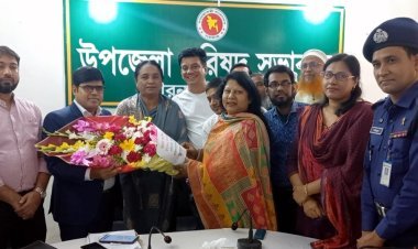 গৌরনদীতে নবনিযুক্ত গৌরনদী উপজেলা নিবার্হী অফিসার  আশিষ কুমারকে ফুলের শুভেচ্ছা