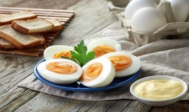 সহজে যেভাবে সেদ্ধ ডিমের খোসা ছাড়াবেন