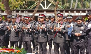 জাতির পিতার সমাধিতে র‌্যাব মহাপরিচালকের শ্রদ্ধা