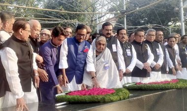 ৭ মার্চ উপলক্ষে বঙ্গবন্ধুর প্রতিকৃতিতে আওয়ামী লীগের শ্রদ্ধা