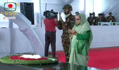 বঙ্গবন্ধুর প্রতিকৃতিতে প্রধানমন্ত্রীর শ্রদ্ধা