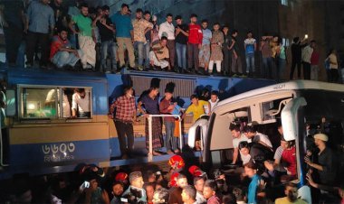 মালিবাগে বাস-ট্রেন সংঘর্ষ, হতাহতের আশঙ্কা