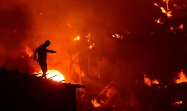 রাজধানীর সাততলা বস্তিতে আগুন