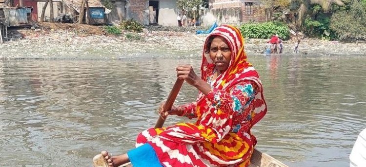 ৪০ বছর ধরে খেয়া পারাপার করে সংসার চালাচ্ছেন বরিশালের মরিয়ম