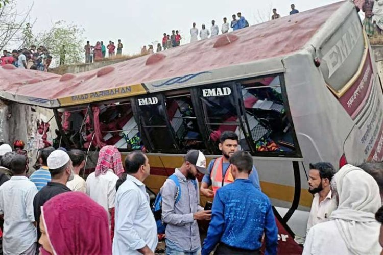 মাদারীপুরে সড়ক দুর্ঘটনা; বিরামহীন ৩০ ঘণ্টার বেশি সময় গাড়ি চালাচ্ছিল চালক