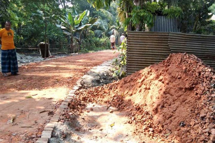 সড়ক নির্মাণে নিম্নমানের সামগ্রী ব্যবহার, দূর্ভোগে স্থানীয়রা