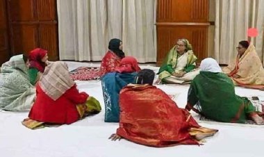 নামাজ শেষে জায়নামাজে প্রধানমন্ত্রী, প্রশংসায় নেটিজেনরা