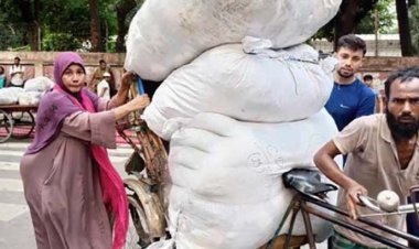 জীবন বাজি রেখে মালামাল সরাচ্ছেন ব্যবসায়ীরা