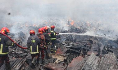 বঙ্গবাজারে আগুন: ঈদের আগেই ব্যবসায়ীদের স্বপ্ন পুড়ে ছাই
