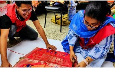 আগুনে পোড়া শাড়ি দিয়ে চিত্রকর্ম বানাচ্ছে বিদ্যানন্দ