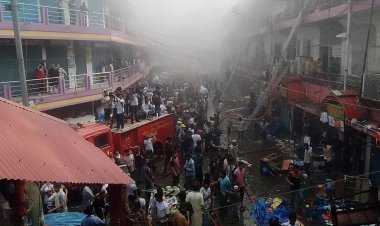 নিউ সুপার মার্কেটে আগুন নিয়ন্ত্রণ করতে গিয়ে আহত ৮ ফায়ার সার্ভিসকর্মী