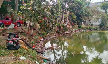 নিউ সুপার মার্কেটের আগুন নেভাতে ঢাকা কলেজের পুকুর থেকে নেয়া হচ্ছে পানি