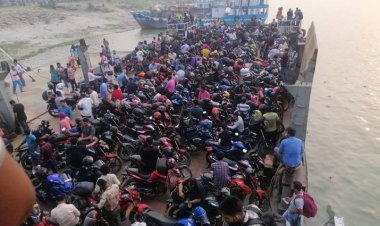 পদ্মা সেতুর নিচ দিয়ে ফেরিতে মোটরসাইকেল পারাপার শুরু