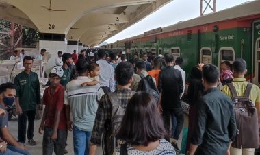 কমলাপুরে ঈদ যাত্রার দ্বিতীয় দিনে মানুষের ঢল