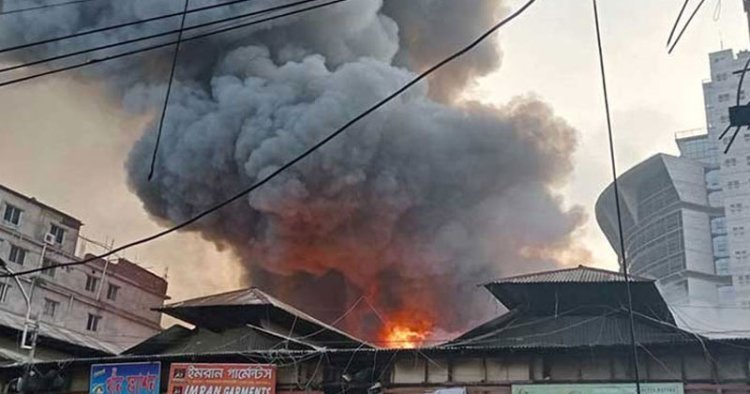 বঙ্গবাজারে আগুন: ৩০০ জনের বিরুদ্ধে মামলা