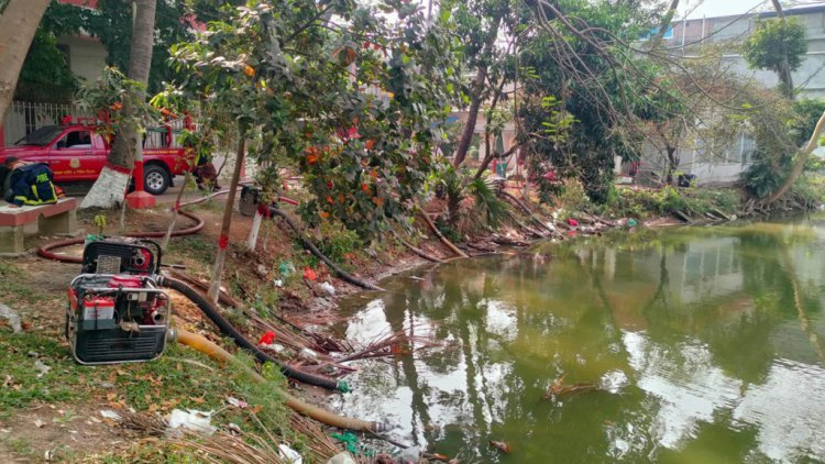 নিউ সুপার মার্কেটের আগুন নেভাতে ঢাকা কলেজের পুকুর থেকে নেয়া হচ্ছে পানি