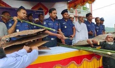 ডাসারে শান্তির শপথ নিয়ে দেশীয় অস্ত্র জমা দিলেন গ্রামবাসী