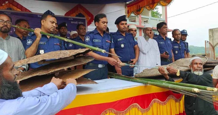 ডাসারে শান্তির শপথ নিয়ে দেশীয় অস্ত্র জমা দিলেন গ্রামবাসী