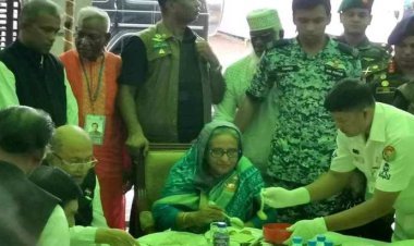 ৫ হাজার নেতা-কর্মীকে নিয়ে দুপুরের খাবার খেলেন প্রধানমন্ত্রী