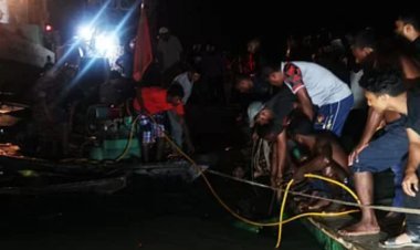 বুড়িগঙ্গায় বাল্কহেডের ধাক্কায় ডুবে গেছে ওয়াটার বাস, নিখোঁজ ৩০