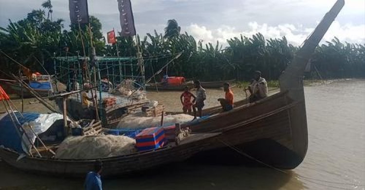 নিষেধাজ্ঞা শেষ, আবারও জাল হাতে সাগরে জেলেরা