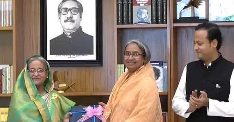 প্রধানমন্ত্রীর কাছে এসএসসি’র ফল হস্তান্তর