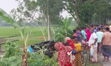 জয়পুরহাটে যাত্রীবাহী বাস উল্টে খাদে, আহত ৩০