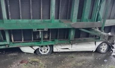 ফৌজদারহাটে লরি উল্টে প্রাইভেটকারে, জানালা ভেঙে বেরিয়ে গেলো শিশু