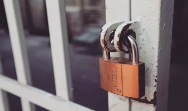 বরখাস্ত করায় ৯ সহকর্মীকে অফিসেই তালাবন্দি