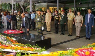 বঙ্গবন্ধুর প্রতিকৃতিতে বন্ধুপ্রতিম দেশের ৮ সামরিক উপদেষ্টার শ্রদ্ধা
