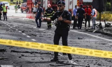 মালয়েশিয়ার মহাসড়কে উড়োজাহাজ বিধ্বস্ত, নিহত ১০