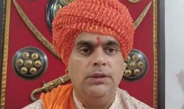 চাঁদকে ‘হিন্দুরাষ্ট্র’ ঘোষণার দাবি ভারতীয় ধর্মগুরুর