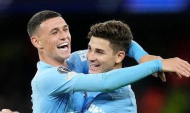 পিছিয়ে পড়া সিটিকে জেতালো আলভারেজের জোড়া গোল