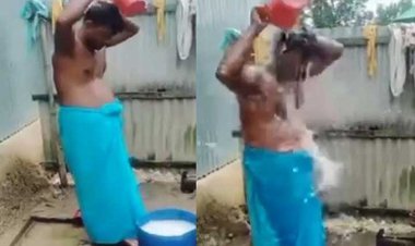 সংসারের ইতি টেনে দুধ দিয়ে গোসল করলেন যুবক