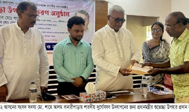 বানারীপাড়া ৫৮ দুর্গা মন্দিরে  প্রধানমন্ত্রীর শুভেচ্ছা উপহার প্রদান