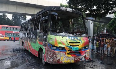 রাজধানীর জাতীয় প্রেসক্লাবের সামনে বাসে আগুন