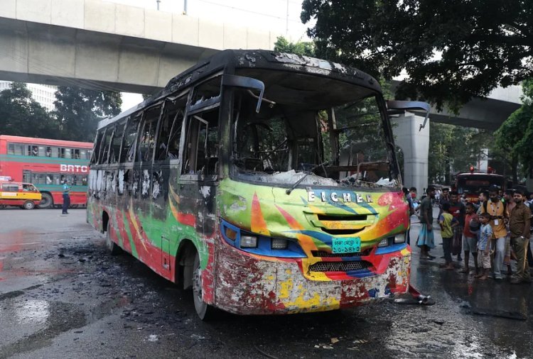 রাজধানীর জাতীয় প্রেসক্লাবের সামনে বাসে আগুন